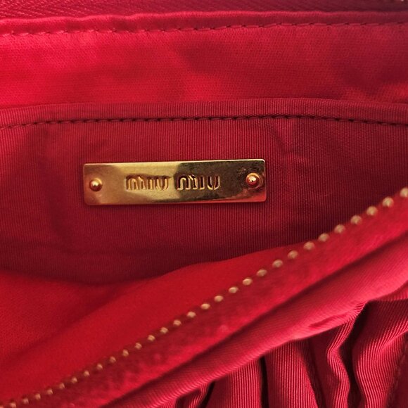 MIU MIU RED FABRIC MATELASSE WRISTLET CLUTCH - Picture 2 of 14